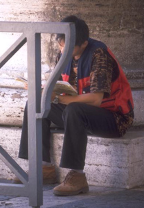 Joven leyendo un libro.